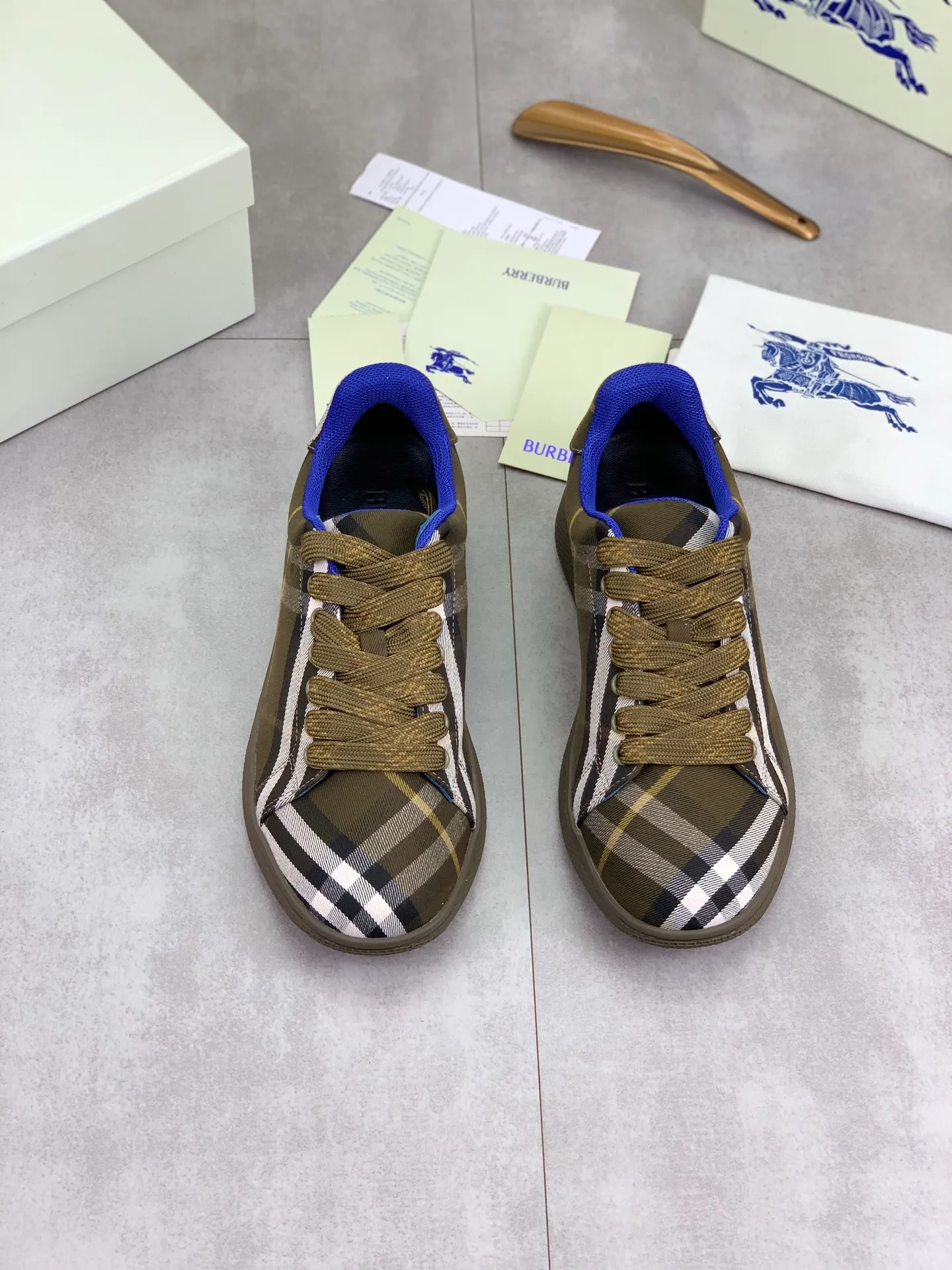 Factory price P580 [BURBERRY] Burberry - High-end quality original order - Upper: imported 🔝 original material - Lining: cowhide lining, feet; water-dyed cowhide - Outsole: ultra-light TPR rubber; two-color molded outsole - Super high quality control · Fine workmanship: highlighted (high-end, extravagance, grade) -Size: 38-46 (Male 38 46 can be customized) · Color: 4️⃣ colors available